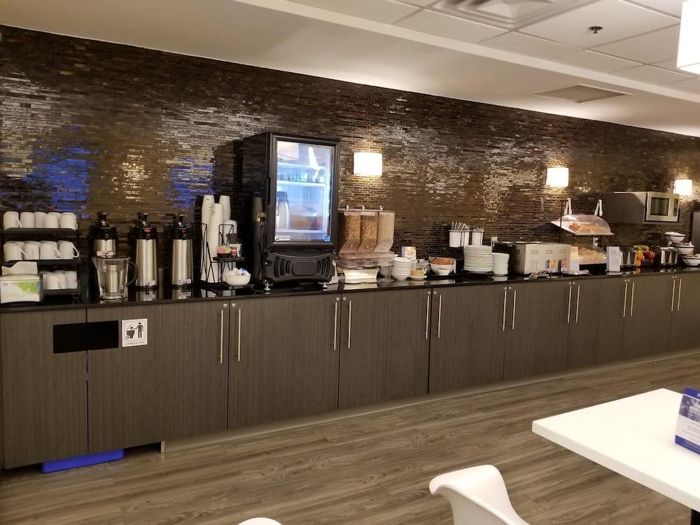 Best Western Plus Airport Inn & Suites Saskatoon Exterior photo