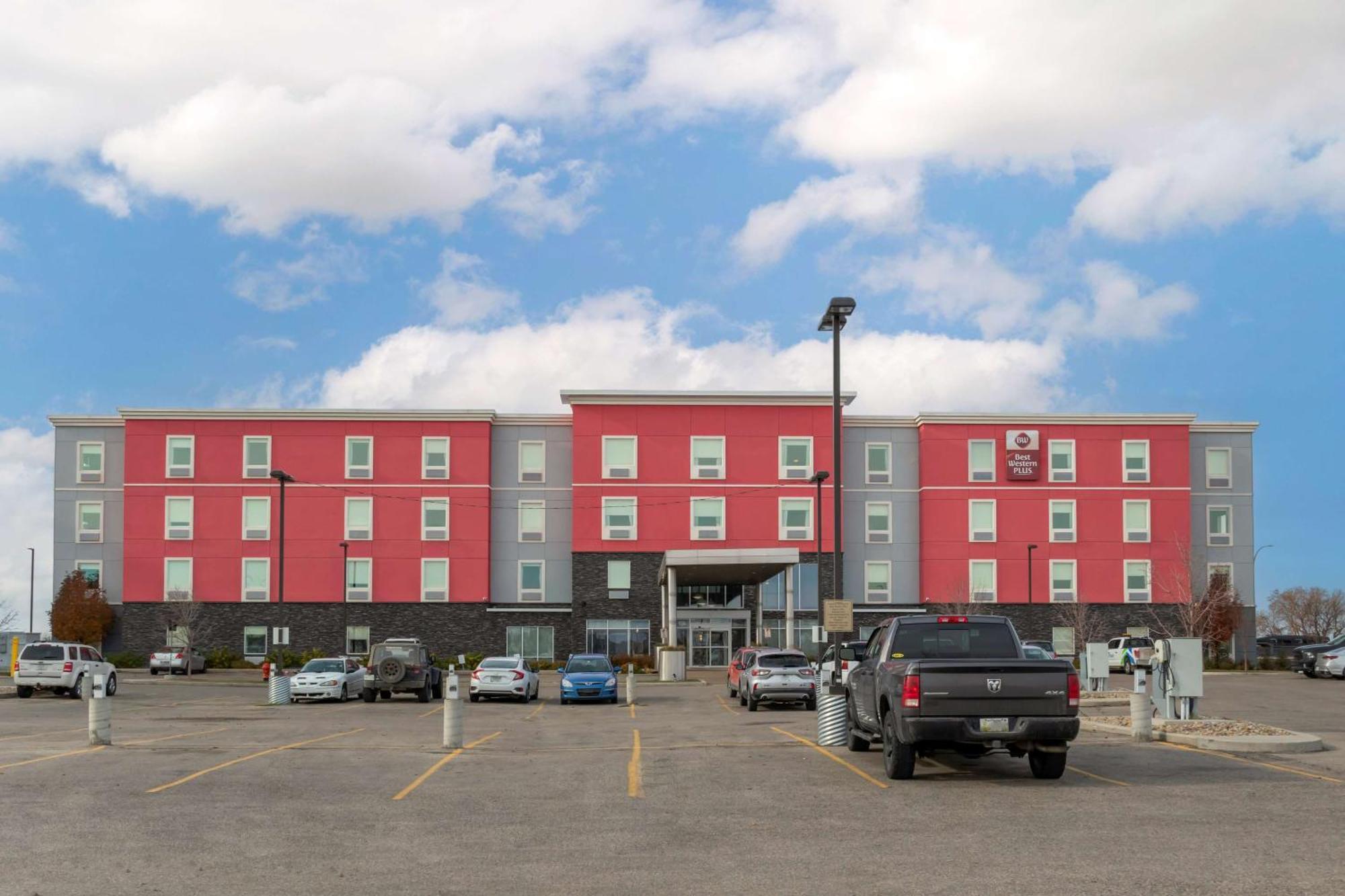 Best Western Plus Airport Inn & Suites Saskatoon Exterior photo