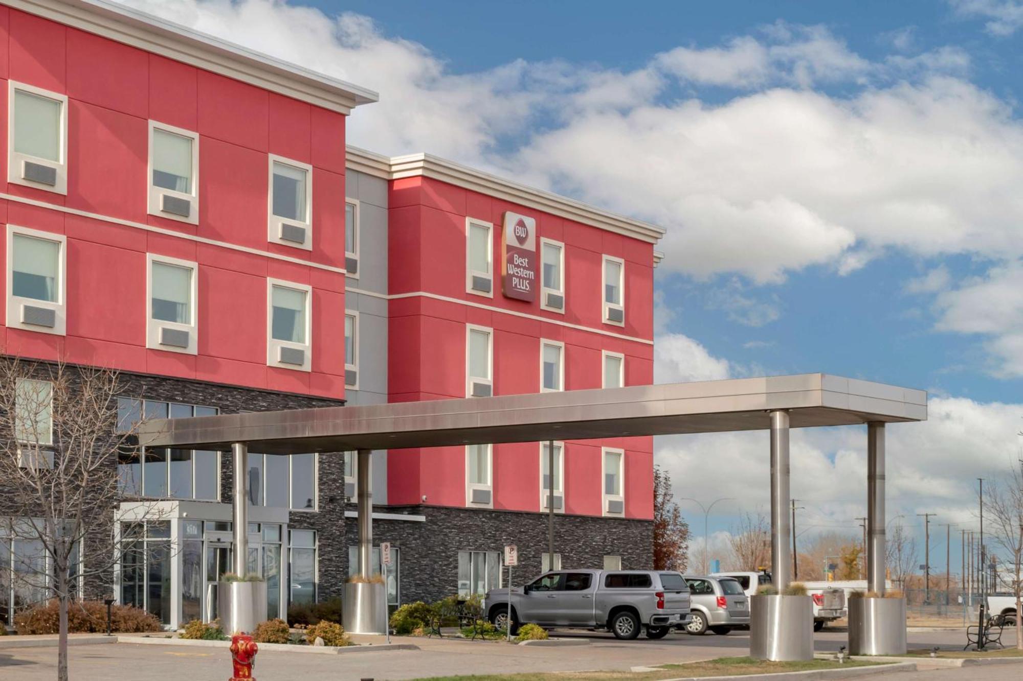Best Western Plus Airport Inn & Suites Saskatoon Exterior photo