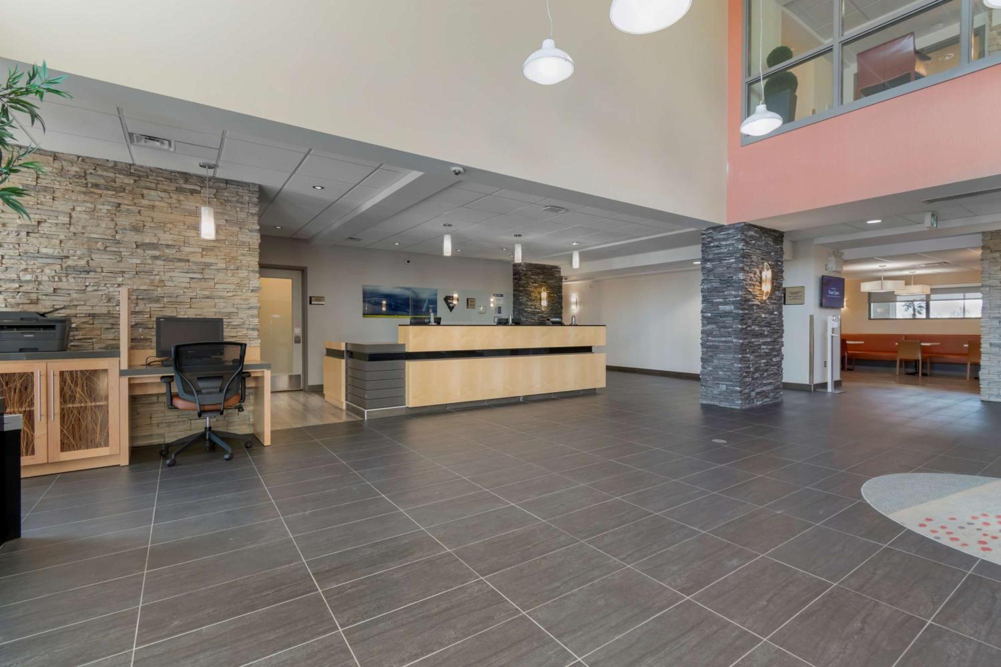 Best Western Plus Airport Inn & Suites Saskatoon Exterior photo