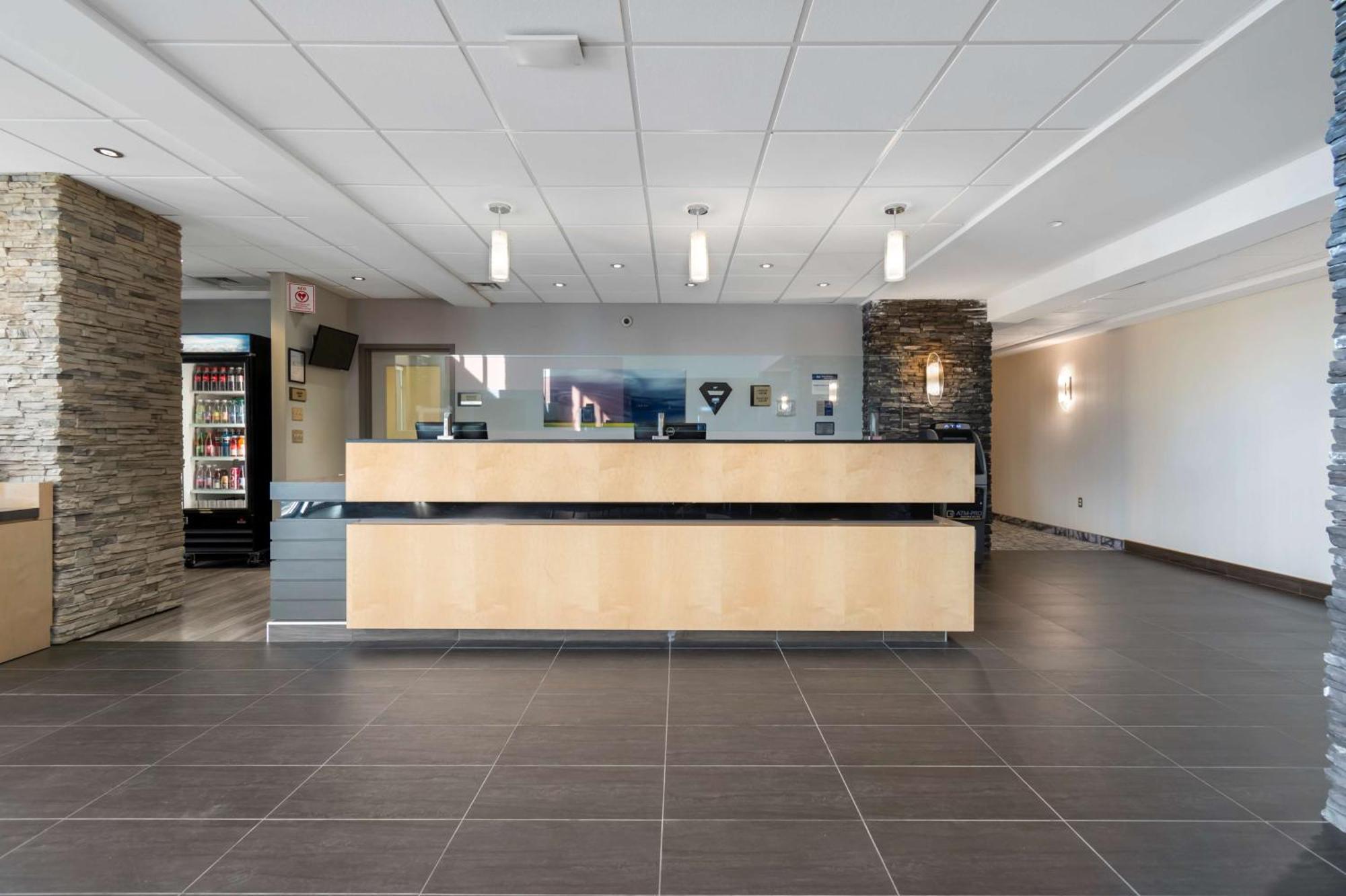 Best Western Plus Airport Inn & Suites Saskatoon Exterior photo