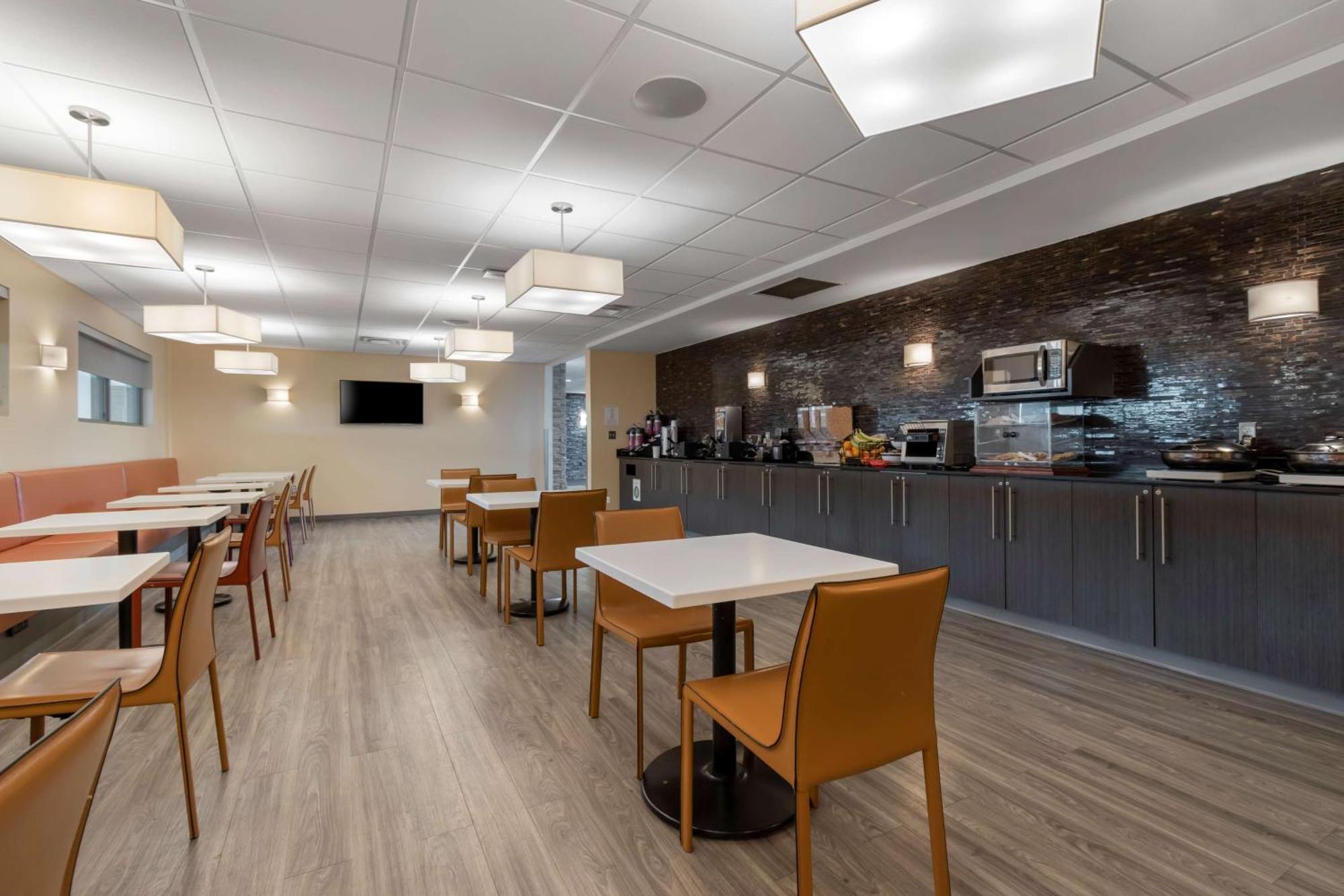 Best Western Plus Airport Inn & Suites Saskatoon Exterior photo