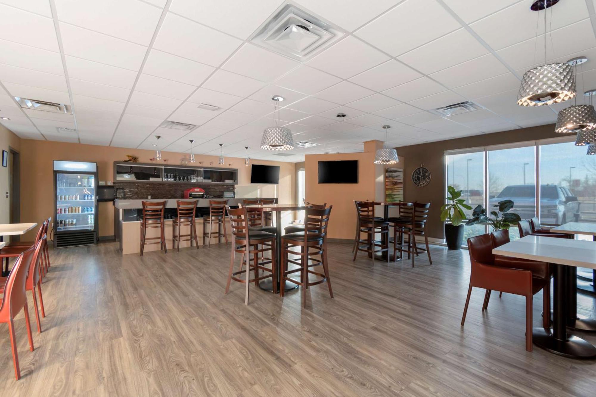 Best Western Plus Airport Inn & Suites Saskatoon Exterior photo