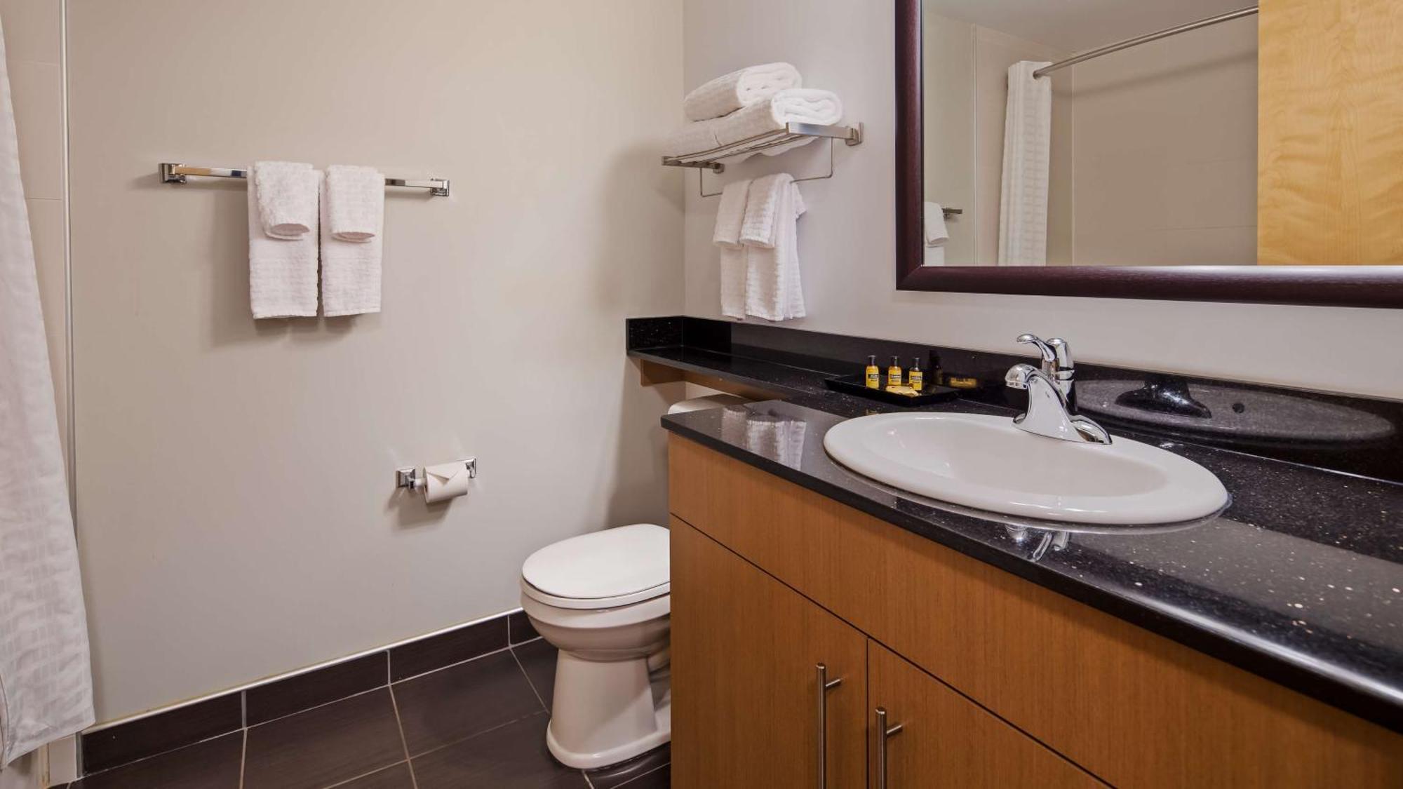 Best Western Plus Airport Inn & Suites Saskatoon Exterior photo