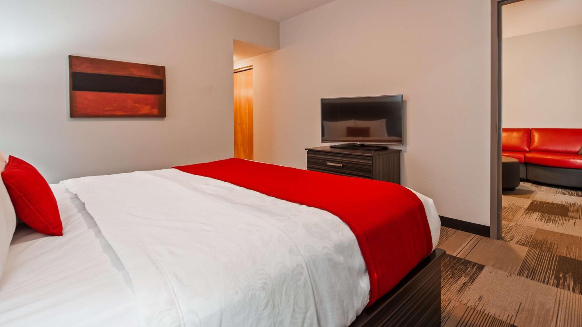 Best Western Plus Airport Inn & Suites Saskatoon Exterior photo