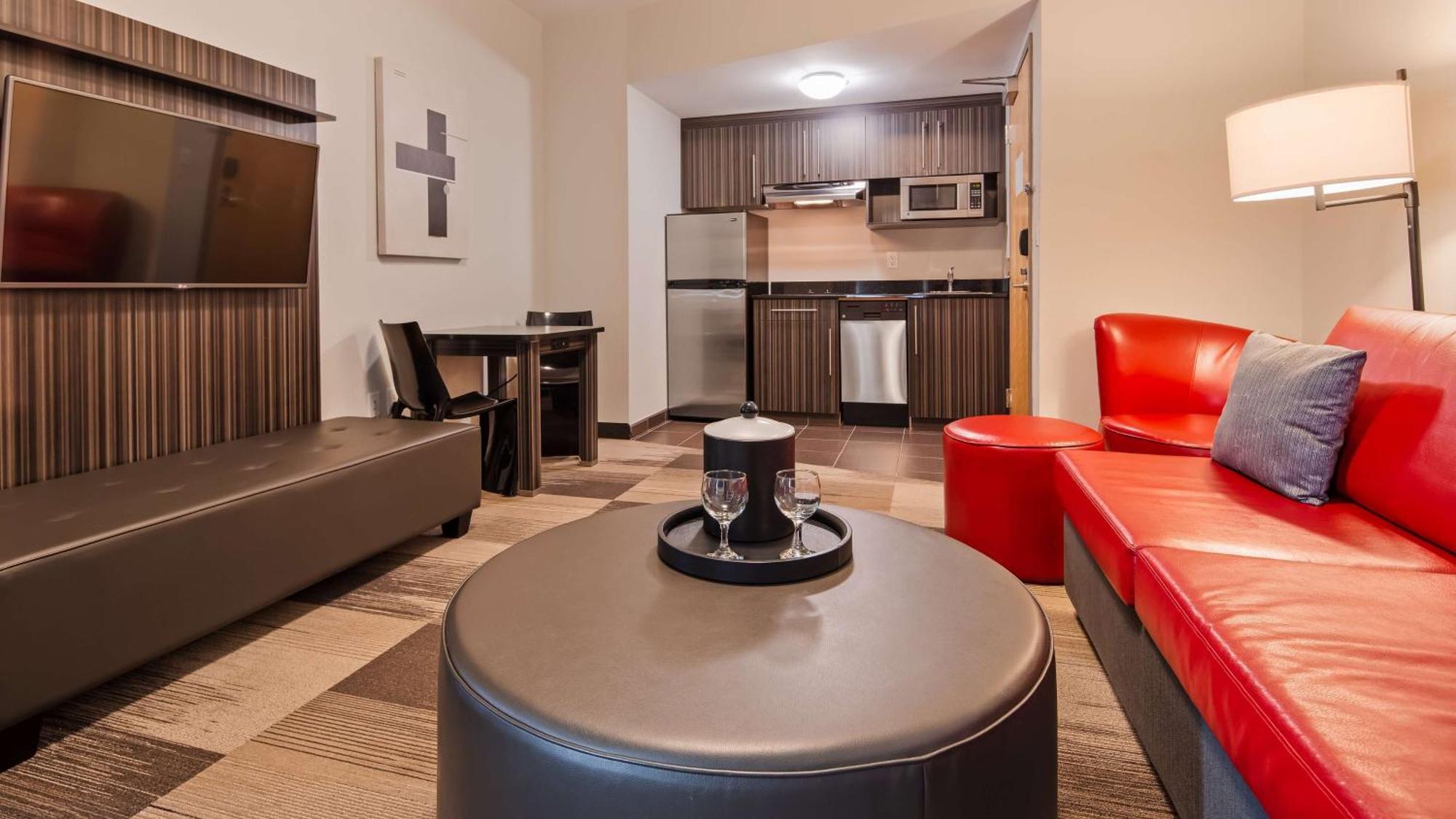 Best Western Plus Airport Inn & Suites Saskatoon Exterior photo