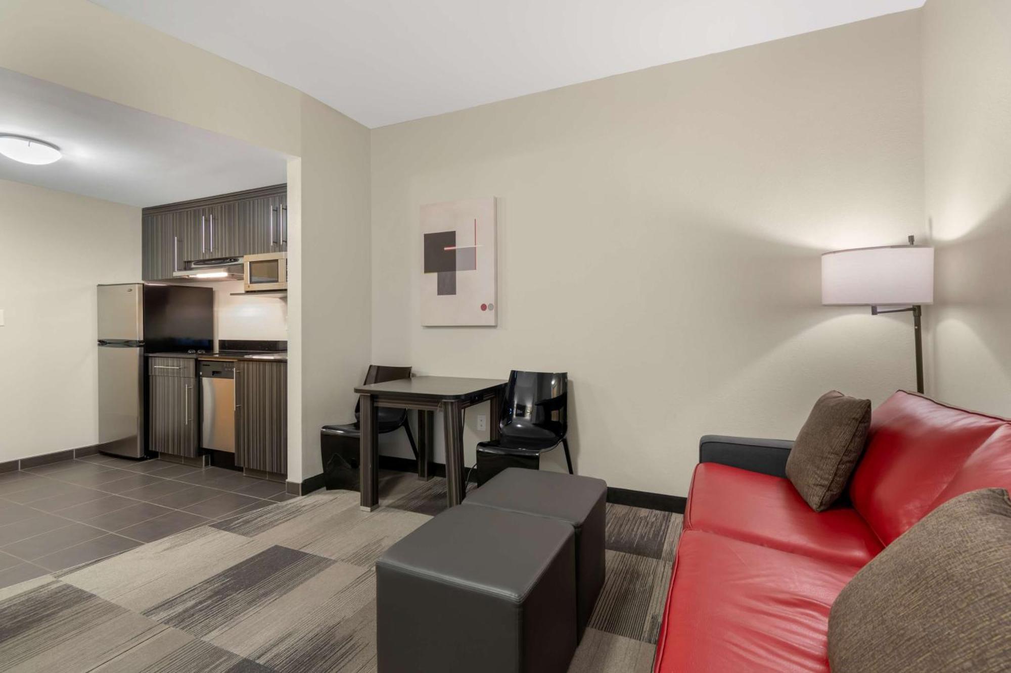 Best Western Plus Airport Inn & Suites Saskatoon Exterior photo