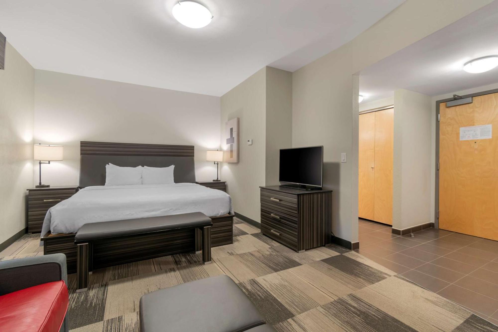 Best Western Plus Airport Inn & Suites Saskatoon Exterior photo