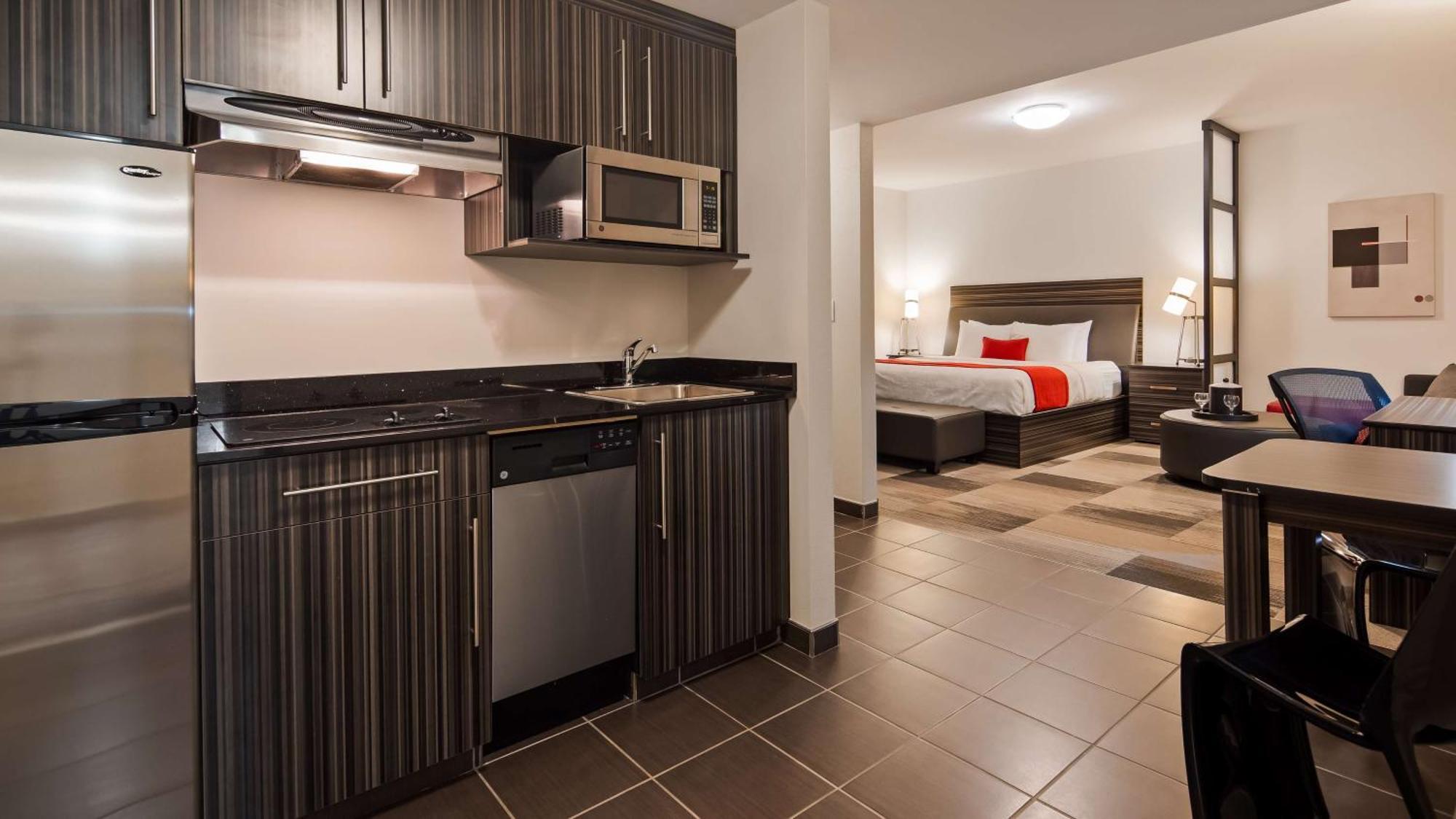 Best Western Plus Airport Inn & Suites Saskatoon Exterior photo