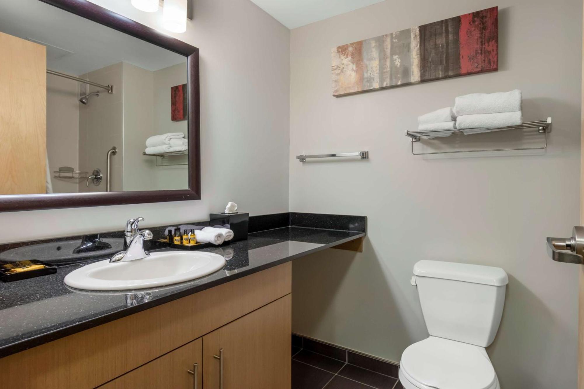 Best Western Plus Airport Inn & Suites Saskatoon Exterior photo