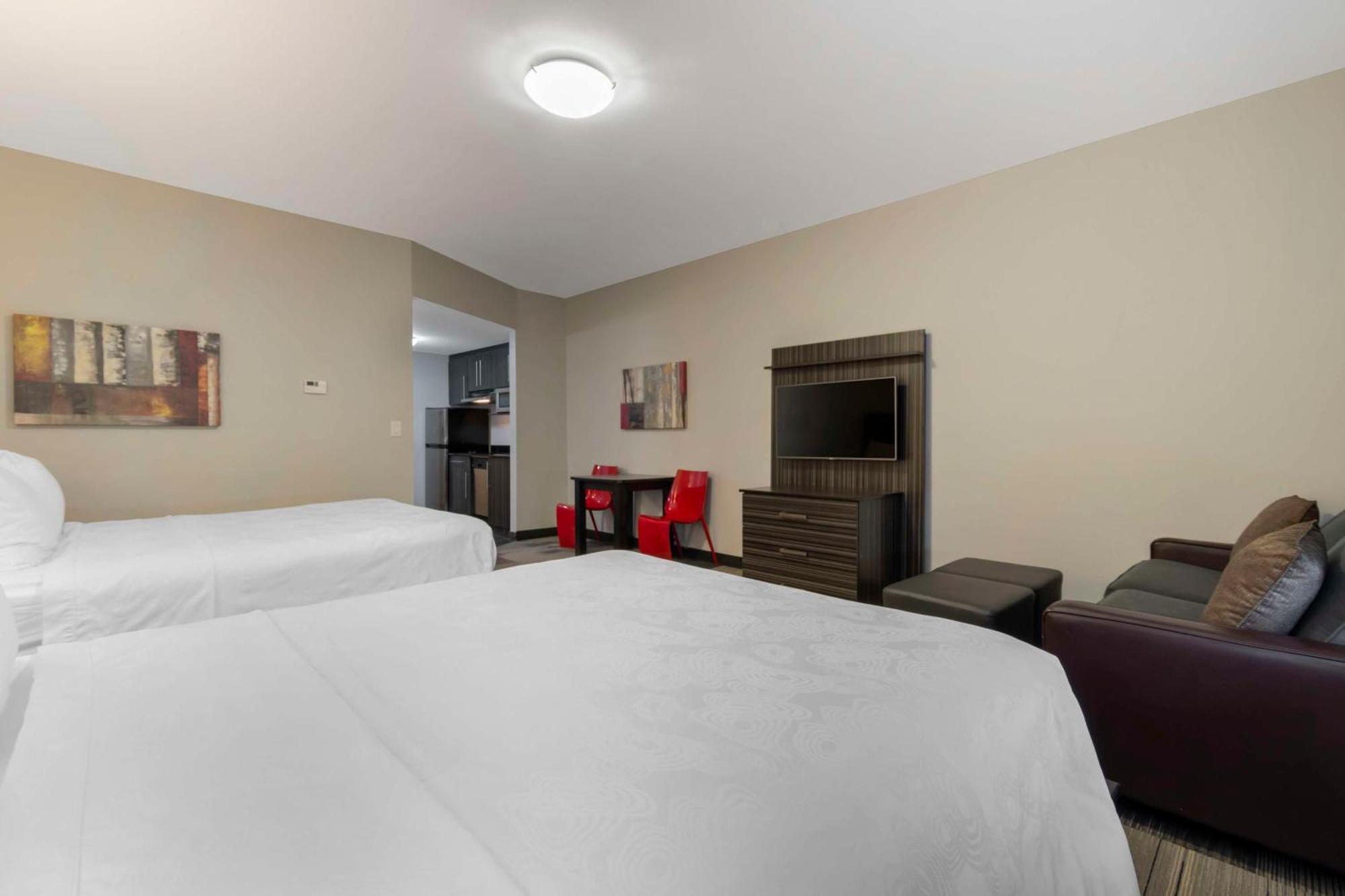 Best Western Plus Airport Inn & Suites Saskatoon Exterior photo