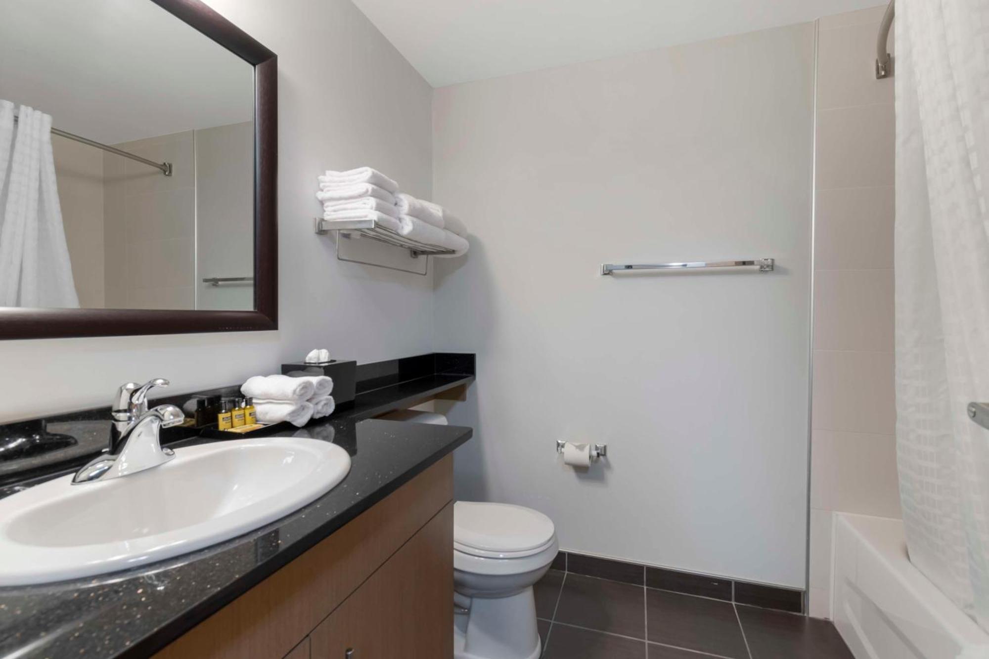 Best Western Plus Airport Inn & Suites Saskatoon Exterior photo