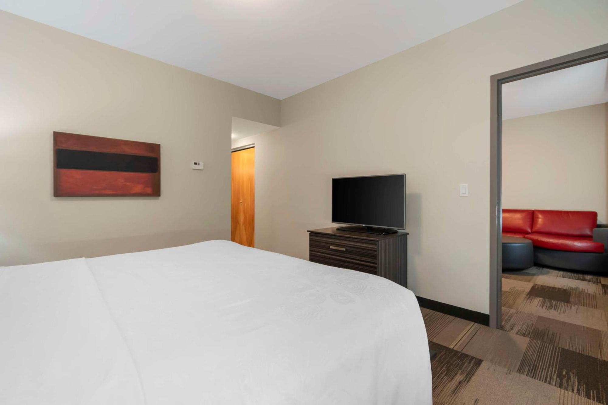 Best Western Plus Airport Inn & Suites Saskatoon Exterior photo