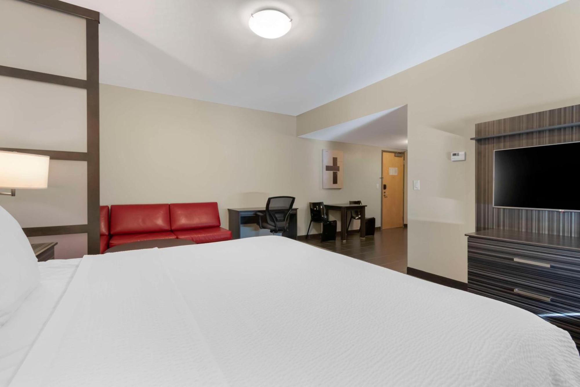 Best Western Plus Airport Inn & Suites Saskatoon Exterior photo