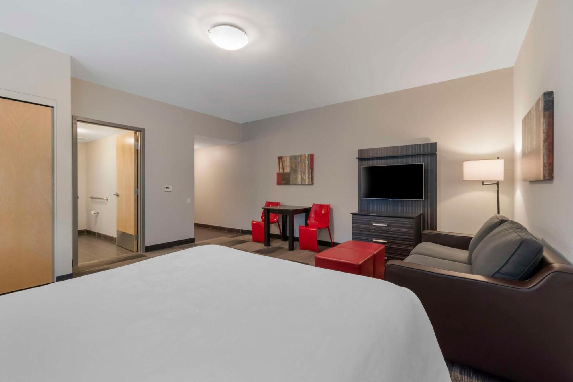 Best Western Plus Airport Inn & Suites Saskatoon Exterior photo