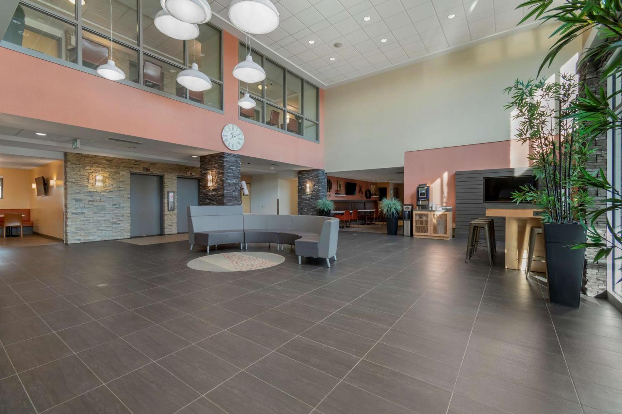 Best Western Plus Airport Inn & Suites Saskatoon Exterior photo
